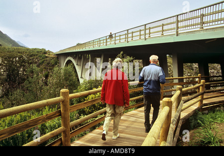 PAUL SAUER ROAD BRIDGE portant le N2 'Route des Jardins' sur la route des Gorges de la rivière "torms Banque D'Images