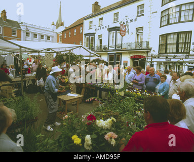 Offres d'acheteurs pour les produits locaux lors d'une vente aux enchères hebdomadaires ayant lieu dans le marché de Louth Lincolnshire Banque D'Images