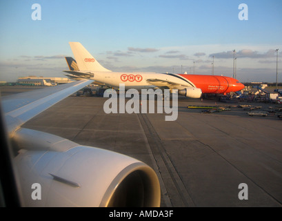 L'aéroport de Manchester UK TNT Global Express A300 Banque D'Images