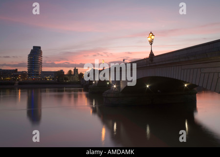 Putney Bridge at Dusk à au sud de la banque vers Fulham l église St Mary et la région de Putney Wharf Banque D'Images