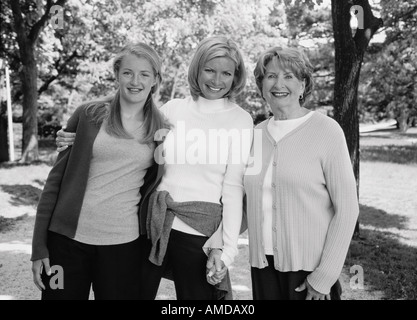 Portrait de grand-mère, mère et fille à l'extérieur Banque D'Images