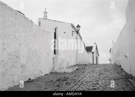 Allée de pierre et les bâtiments, Portugal Banque D'Images