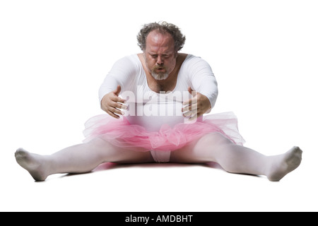 L'homme obèse en tutu sitting et parvenir à l'avant Banque D'Images