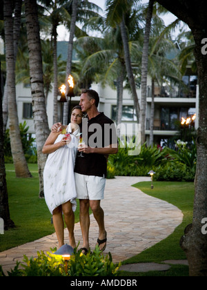 Couple avec des cocktails tropicaux autour de resort Banque D'Images