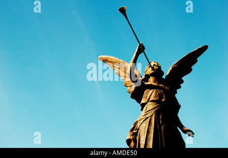 Statue ange avec trompette Banque D'Images