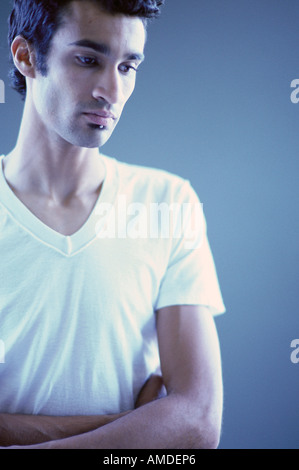 Portrait d'homme avec les bras croisés, regardant vers le bas Banque D'Images