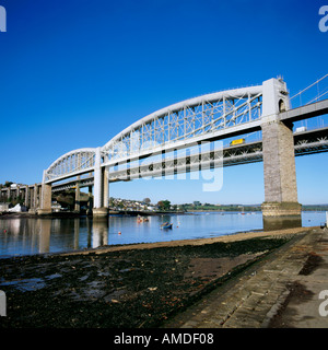 Pont ferroviaire et les ponts routiers sur la Rivière Tamar entre Devon et Cornwall, à partir de la côte de Plymouth, Angleterre, Royaume-Uni. Banque D'Images