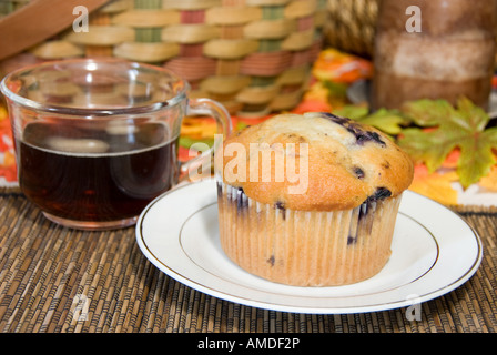 De délicieux muffins aux bleuets avec tuyauterie tasse de café chaud dans une collection automne définition c'est l'exemple même d'un petit-déjeuner frais snack-définition Banque D'Images