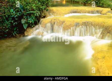 Eau sur les rochers, Agua Azul Parc National, Chiapas, Mexique Banque D'Images