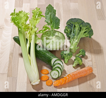 Légumes : Greenspouting Le Brocoli (Brassica oleracea silvestris), le concombre (Cucumis sativus), carotte (Dacus carota), allemand, le navet, le pédoncule Sellery Banque D'Images