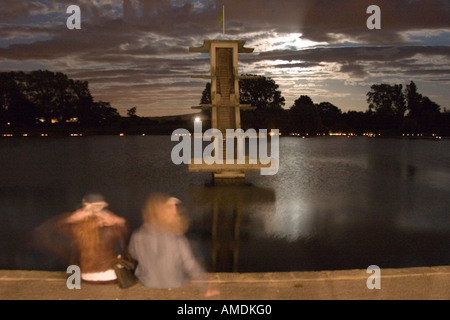 Le plongeoir à Coate Water by Moonlight Banque D'Images