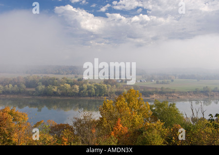 Brume D'Automne de compensation sur la rivière Ohio avec Harrison County Indiana Terres agricoles sur l'autre rive Otter Creek Park California Banque D'Images