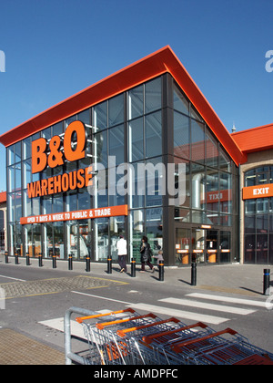 B & Q Chelmsford B&Q bricolage magasin de détail entrepôt bâtiment verre revêtement à l'entrée principale et à la sortie du parking Chelmsford Essex Angleterre Royaume-Uni Banque D'Images