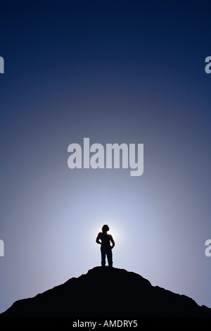 Silhouette of Man Standing on Mountain Top Banque D'Images