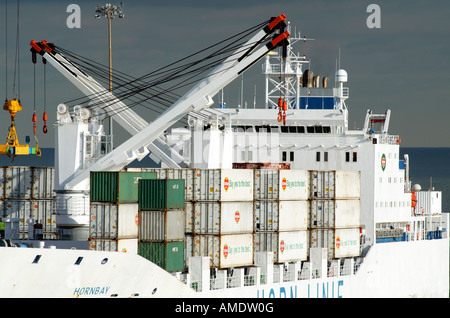 Horn Linie Shipping Company Ship Hornbay déchargement dans le Port de Douvres Angleterre Kent Banque D'Images