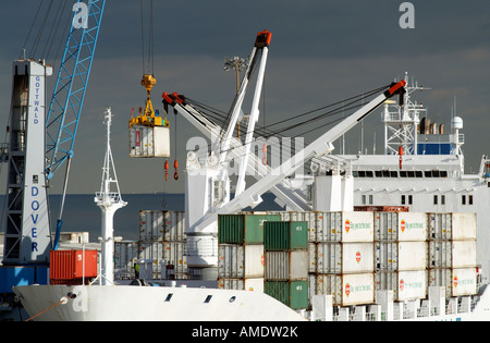 Horn Linie Shipping Company Ship Hornbay déchargement dans le Port de Douvres Angleterre Kent Banque D'Images