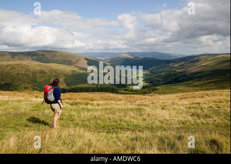 Female hiker walking on Pant y Creigiau plus Collwn à Glyn et Brecon Beacons réservoir Talybont Wales UK Banque D'Images