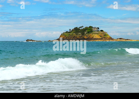 Rocky Island au large de la côte de l'océan en Bretagne France Banque D'Images