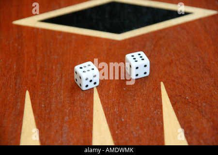 Deux dés sur backlgammon jouets et d'articles de loisirs Banque D'Images