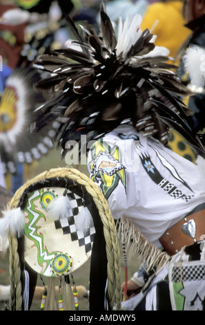 Interprète de danse avec une coiffure de plumes au Pow Wow Banque D'Images