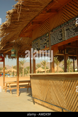 Le bar de plage à l'hôtel Hilton Nuweiba Coral Resort en Égypte Banque D'Images