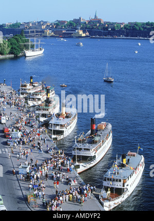 Les passagers et les paquebots à Blasieholmen Island en face du Grand Hôtel sur bateau de l'archipel de Stockholm en journée Banque D'Images