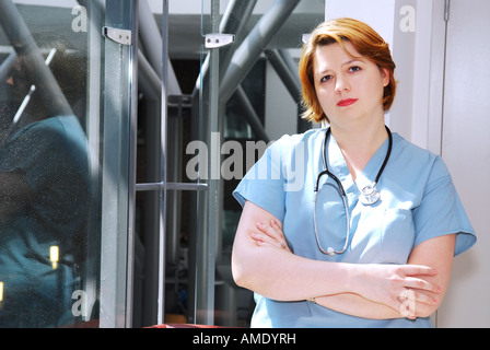Portrait d'une infirmière dans un hôpital à la concernée Banque D'Images