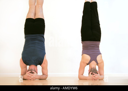 Couple tombe sur une dans une classe de yoga Banque D'Images