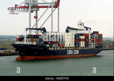 Port de conteneurs à Dunkerque dans le Nord de la France au départ du quai est le navire CMA CGM Fort Ste Marie Banque D'Images