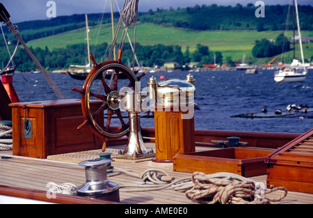 Détail haut de la roue du classique Yacht Moonbeam conçu par William Fife 4 Rhu Marina Ecosse Banque D'Images