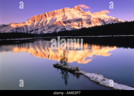 Le mont Rundle et deux Jack Lake au coucher du soleil, parc national de Banff en Alberta, Canada Banque D'Images