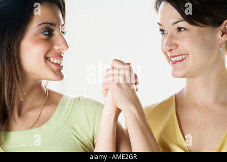 Close up de deux amis en souriant. Banque D'Images