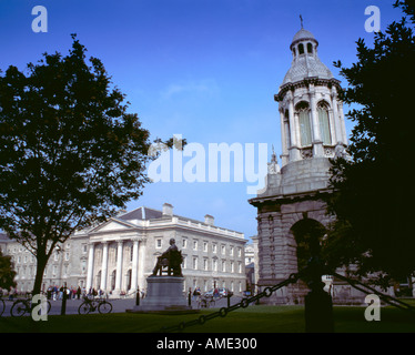 Le campanile de la chapelle au-delà, vu de la place de la bibliothèque, l'université Trinity College, Dublin, Irlande (Irlande). Banque D'Images