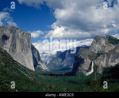 Yosemite National Park en Californie montrant une vue panoramique de la vallée avec le Capitan sur la gauche Banque D'Images