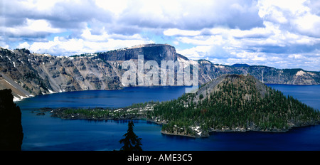 Crater Lake National Park dans l'Oregon montrant l'île de l'Assistant et le Mont Scott et le bleu profond des eaux du lac Banque D'Images