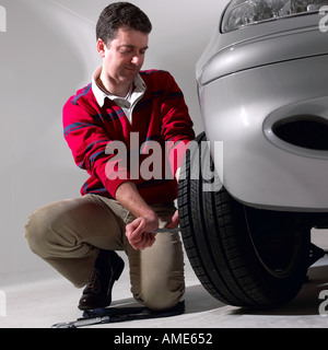 2003 Mercedes Benz A160 ayant un changement de roue Banque D'Images