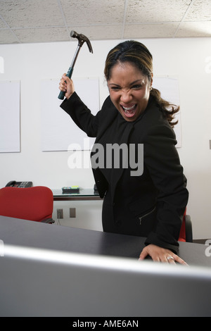 Vue d'un frustré women holding hammer. Banque D'Images