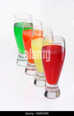 Quatre verres de boisson Kool Aid Koolaid versé dans une boisson en verre personne sur fond de table blanc gros plan de dessus découpe isolée haute résolution Banque D'Images