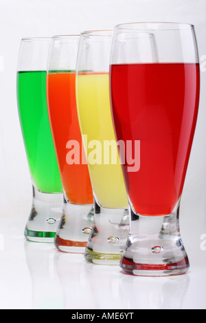 Quatre verres de Kool Aid boisson Koolaid versé dans un verre personne sur fond de table blanc gros plan vue avant coupe isolée découpe haute résolution Banque D'Images