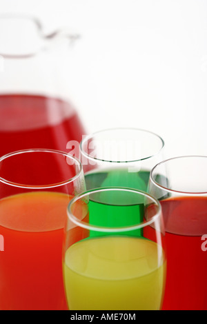 Pichet en verre avec quatre verres de boisson Kool Aid Koolaid versé dans un verre personne ne se rapproche au-dessus du dessus arrière-plan flou haute résolution Banque D'Images