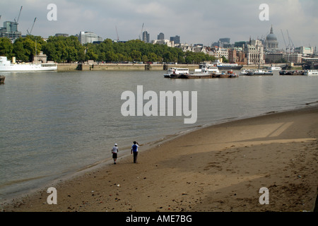 Marée basse sur la Tamise en regardant vers la ville et ses bâtiments célèbres à Londres Banque D'Images