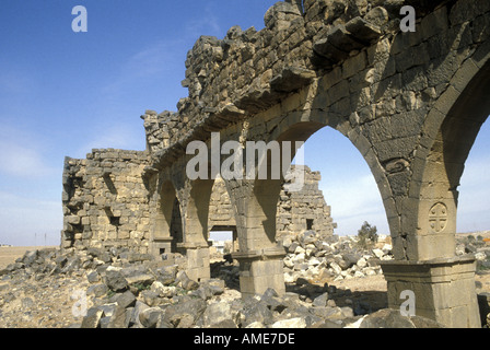 Ruines de l'église byzantine avec croix à Umm al-Jimal Jordanie Banque D'Images