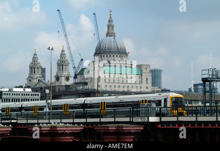 Ville de Londres Train à la gare de Blackfriars et la Cathédrale St Paul, London, UK Banque D'Images