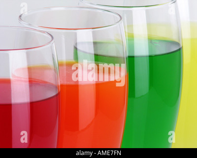 Quatre verres de Kool Aid boisson Koolaid versé dans une boisson en verre personne sur fond de table blanc gros plan vue avant remplissage fond haute résolution Banque D'Images