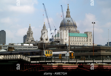 Ville de Londres Train à la gare de Blackfriars et la Cathédrale St Paul Banque D'Images