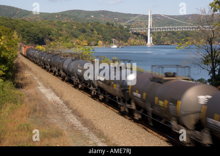 La vitesse des wagons-citernes le long de la rivière Hudson à New York, USA Banque D'Images