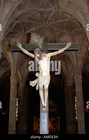 Statue de Jésus Christ crucifié à l'intérieur de l'église Santa Maria in 16ème siècle Monastère Mosteiro dos Jeronimos, avec plafond Banque D'Images