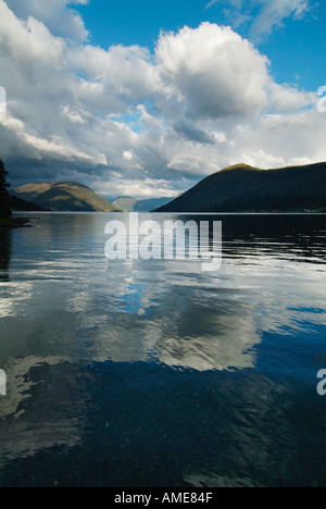 Tôt le matin jusqu'à Skei surplombant le lac Jolster Jolstravatnet Sogn og Fjordane Norvège Europe Ouest Fjordland Banque D'Images