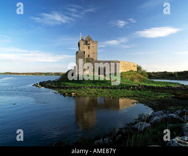 Château du clan assis sur une prise d'eau de mer de la côte ouest d'Irlande en rive Banque D'Images