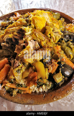 Close-up d'un tajine de poulet, un plat traditionnel au Maroc. Banque D'Images